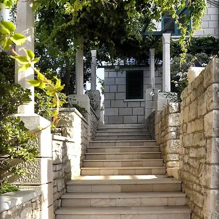 869-4 For 4 Pers In * 鲁巴达