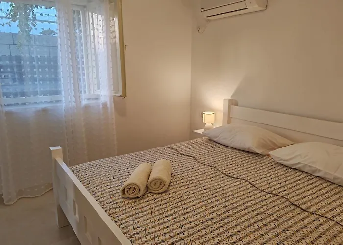 869-4 For 4 Pers In Apartament Lumbarda